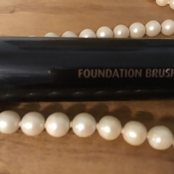 Lune+Aster Foundation Brush - Picture 2 of 3